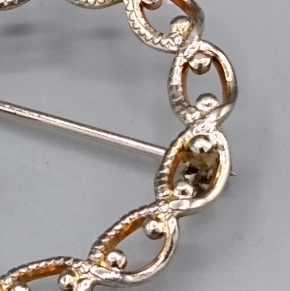 Gold tone Filigree Rhinestone Wreath Circle Brooch Pin Vintage - Picture 5 of 10